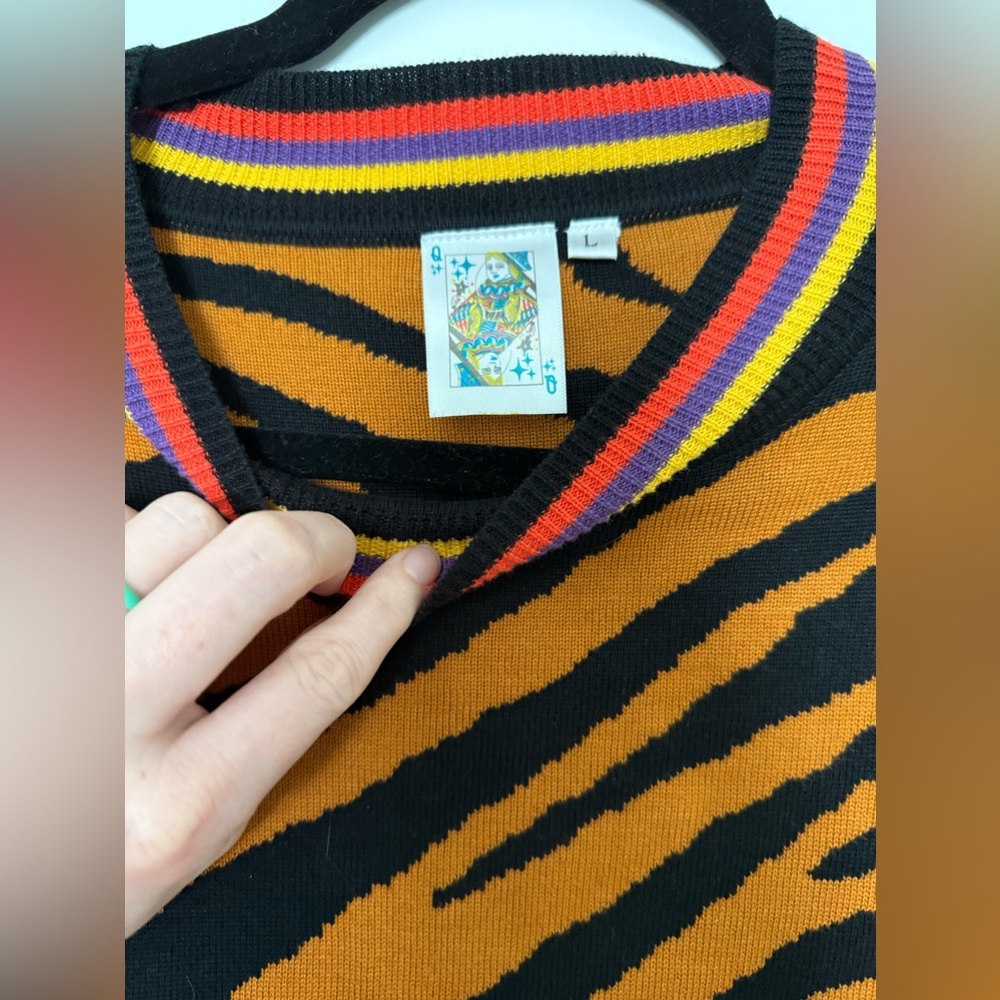 QOS Wavy Tiger Top - Picture 3 of 5
